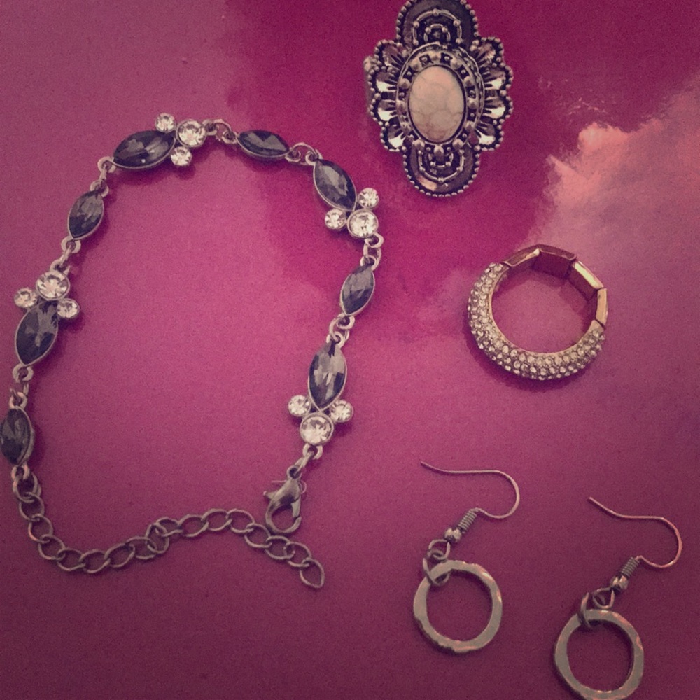 4 pieces of jewelry on greats condition. Pick up!